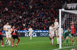 欧冠激战正酣，利物浦1-0绝杀巴黎，拜仁3-0十人药厂展现强大实力