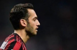 意媒曝料，米兰新帅人选锁定法布雷加斯、萨里与德泽尔比，谁将执掌红黑军团未来？