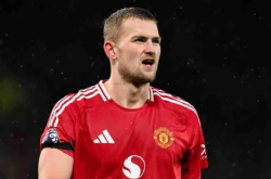 阿莫林透露德里赫特伤情，需进一步检查，球迷担忧荷兰中卫恢复情况