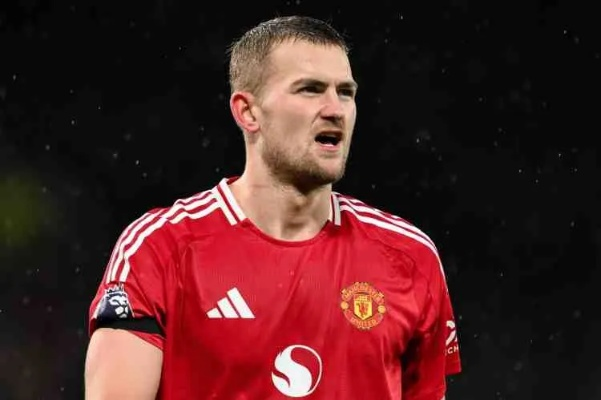 阿莫林透露德里赫特伤情，需进一步检查，球迷担忧荷兰中卫恢复情况