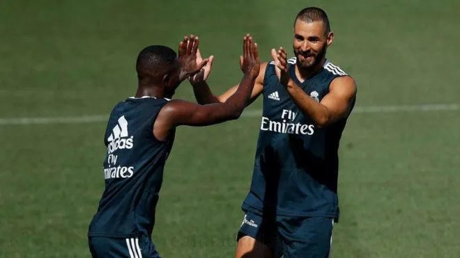 本泽马告别皇马，不是为钱，只为传承，维尼修斯已能接棒